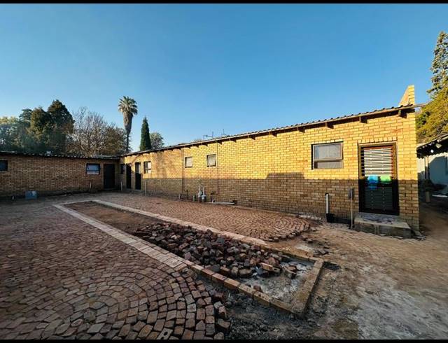 14 BEDROOM HOUSE FOR SALE IN LOMBARDY EAST